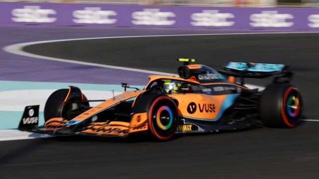 Pebalap McLaren Lando Norris saat latihan Formula 1 GP Arab Saudi di Sirkuit Corniche Jeddah, Jeddah, Arab Saudi. Foto: Hamad I Mohammed/REUTERS