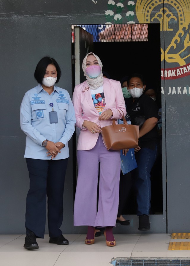 Artis sekaligus politisi Angelina Sondakh saat keluar dari Lembaga Pemasyarakan kelas II A di Jakarta, Kamis, (3/3/2022). Foto: Agus Apriyanto