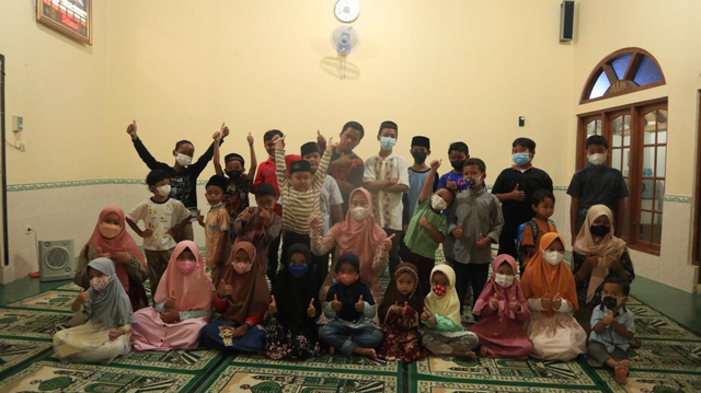           Bersama anak-anak RT.07 Karangjati, Bangunjiwo. Foto: dokumentasi pribadi