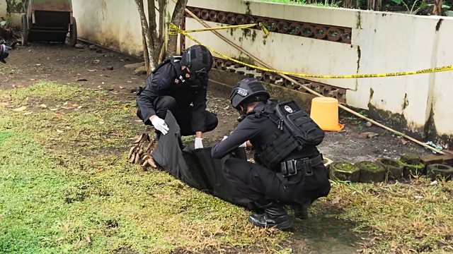 Warga Purworejo Temukan Granat Aktif saat Gali Tanah untuk Buat Kolam Ikan (552015)