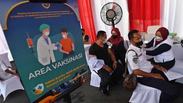 Petugas kesehatan melayani warga yang melaksanakan vaksinasi COVID-19 dosis ketiga (booster) di posko vaksinasi Terminal Bus Kampung Rambutan, Jakarta, Minggu (17/4/2022). Foto: Aditya Pradana Putra/ANTARA FOTO
