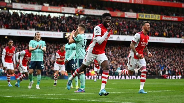 Selebrasi pemain Arsenal Thomas Partey usai mencetak gol ke gawang Leicester City pada pertandingan lanjutan Liga Inggris di Stadion Emirates, London, Inggris. Foto: Dylan Martinez/REUTERS