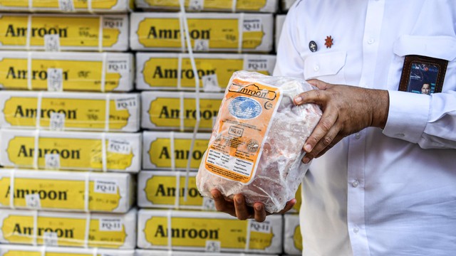 Direktur Utama Perum BULOG, Budi Waseso menunjukkan daging kerbau impor yang tiba di Terminal Mustika Alam Lestari, Tanjung Priok, Jakarta Utara, Kamis (14/4/2022). Foto: M Risyal Hidayat/Antara Foto