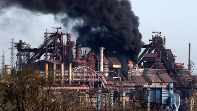 Asap mengepul di atas pabrik Azovstal Iron and Steel Works selama konflik Ukraina-Rusia di kota pelabuhan selatan Mariupol, Ukraina, Senin (25/4/2022). Foto: Alexander Ermochenko/REUTERS