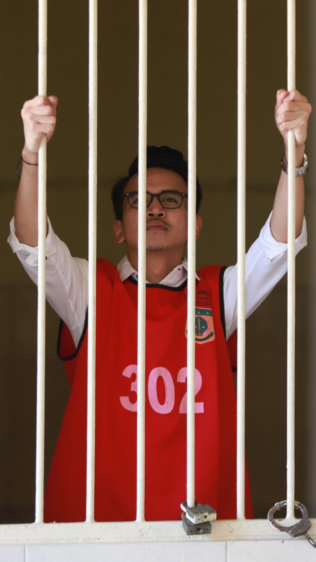 Terdakwa Adam Deni saat menajalani sidang lanjutan terkait kasus dugaaan UU ITE di Pengadilan Negeri Jakarta Utara, Rabu (6/4/2022). Foto: Ronny/kumparan