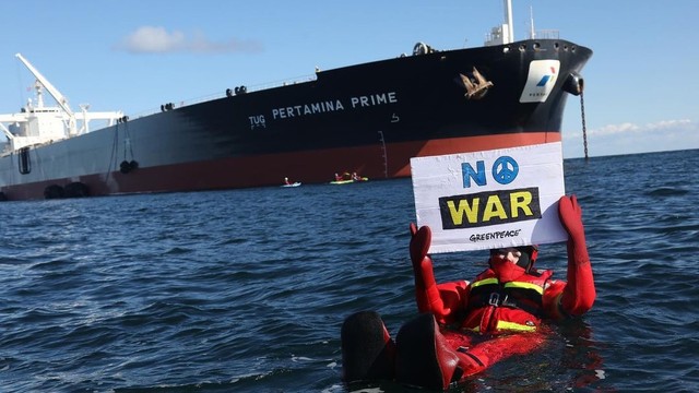 Aktivis Greenpeace saat menghadang kapal berlogo Pertamina di lepas pantai Denmark. Foto: Instagram/@greenpeacedk