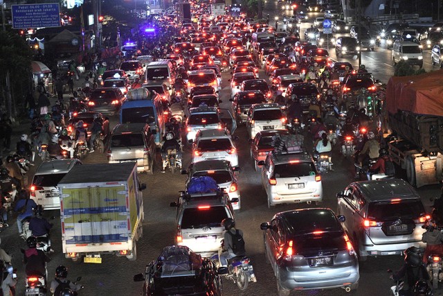 Sejumlah kendaraan terjebak kemacetan saat pengalihan arus lalu lintas di Jalan Ahmad Yani, Kamis, Bekasi, Jawa Barat, (28/4/2022). Foto: Fakhri Hermansyah/Antara Foto