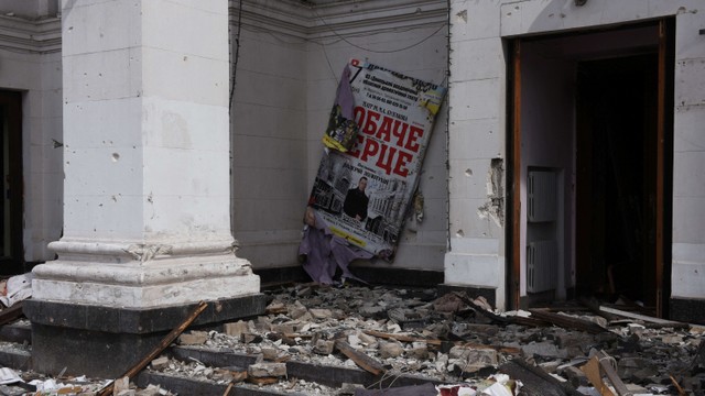 Pemandangan gedung teater yang hancur akibat konflik Ukraina-Rusia di selatan kota pelabuhan Mariupol, Ukraina, Minggu (3/4/2022). Foto: Stringer/Reuters