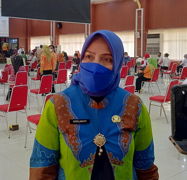 Kepala BKD Bandar Lampung Herliwaty saat diwawancarai awak media usai hadiri Musrenbang, Kamis (10/3) | Foto: Sidik Aryono/Lampung Geh
