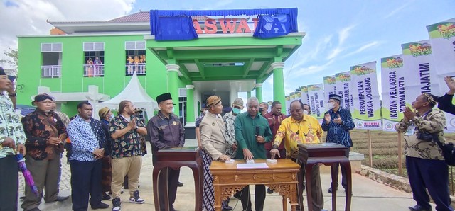 Peresmian Gedung Ikaswara Kota Sorong ditandai dengan penandatanganan prasasti oleh Gubernur Papua Barat Dominggus Mandacan dan Wali Kota Sorong Lambert Jitmau, foto: Yanti/Balleo News