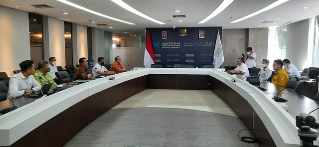 Gubernur Ansar dan Bupati Kepulauan Anambas Abdul Haris menemui Wakil Menteri Perdagangan RI Jerry Sambuaga di Jakarta, Rabu (5/4/2022)