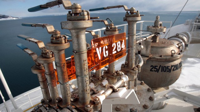Katup kontrol di dermaga pipa tanker di pabrik gas alam cair (LNG) di Korsakov, Pulau Sakhalin, Rusia pada 17 Februari 2009. Foto: Natalia Kolesnikova/AFP