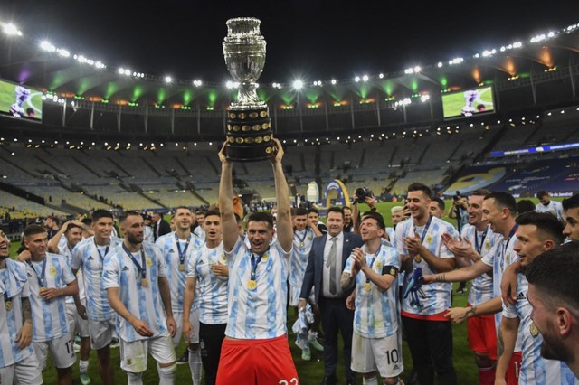 Emiliano Martinez angkat tropi Copa America 2021 Foto: Nelson Almeida/AFP