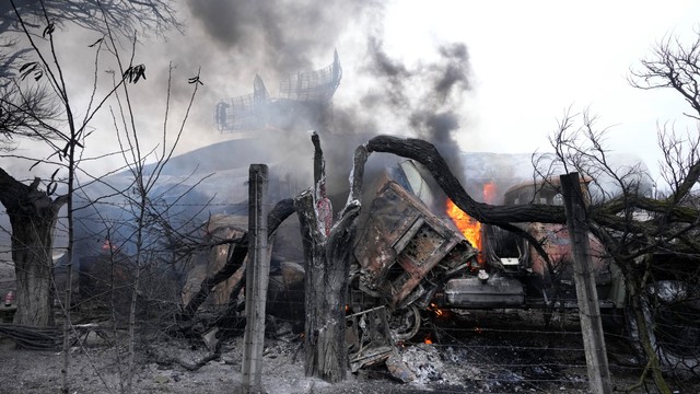 Radar dan kendaraan terbakar usai dihantam serangan Rusia, di fasilitas militer Ukraina di luar Mariupol, Ukraina, Kamis (24/2/2022). Foto: Sergei Grits/AP Photo