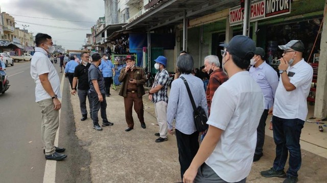 Polda Lampung bersama tim gabungan dampingi ahli konstruksi dari Politeknik Negeri Bandung cek jalan Ir Sutami. | Foto: Ist