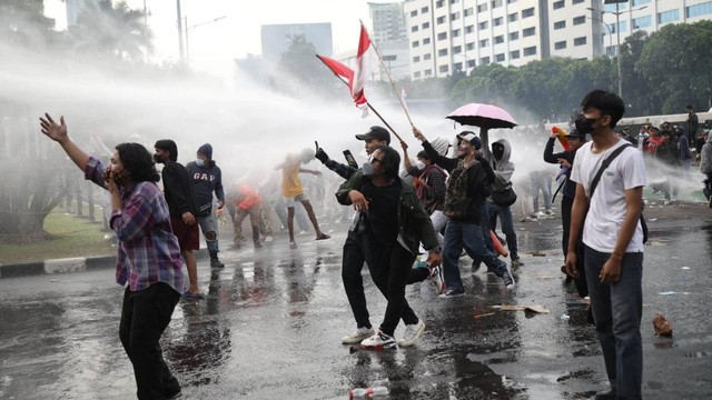 Kericuhan saat demo 11 April di Gedung DPR RI, Jakarta, Senin (11/4/2022) | Foto: Aditia Noviansyah/Kumparan