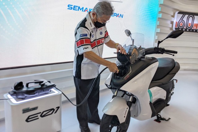 Skuter listrik Yamaha E01 yang melantai di Indonesia International Motor Show (IIMS) 2022 (31/3). Foto: Sena Pratama/kumparan