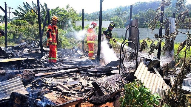Rumah semi permanen di kelurahan Bakung pasca hangus terbakar. | Foto: Bella Sardio/Lampung Geh