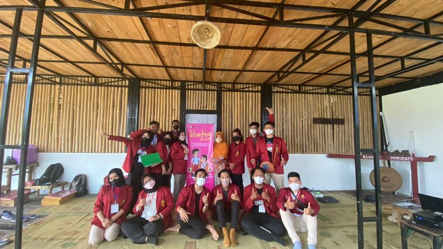 Foto bersama antara Dosen Pembimbing Lapangan Dr.Dian Azmawati,S.IP.,M.A bersama dengan para mahasiswa KKN UMY pada pelaksanaan agenda Penyuluhan Stunting. Sumber : Dokumentasi Pribadi.