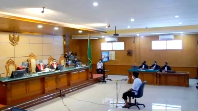Terdakwa Herry Wirawan mendengarkan putusan dari Majelis Hakim PN Bandung.
 Foto: ANTARA/YouTube/PN Bandung