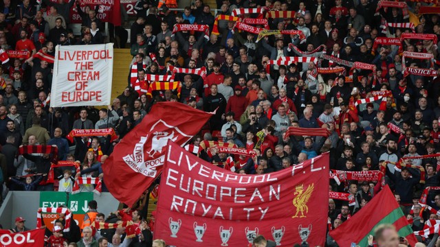Aksi fan Liverpool saat pertandingan Semi Final Liga Champions Leg Pertama di Anfield, Liverpool, Inggris. Foto: Phil Noble/Reuters