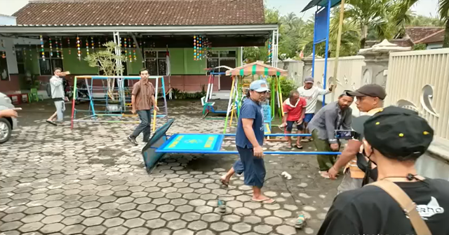 Sejumlah warga di Banyuwangi membongkar plang Muhammadiyah. (Ist)