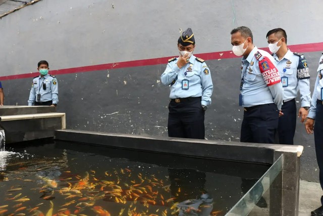 Kepala Divisi Pemasyarakatan Kanwil Kemenkumham Jatim Teguh Wibowo Meninjau Aquarium Ikan Koi