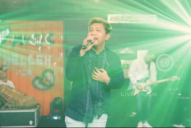 Denny Caknan membawakan lagu Kelayung Layung. Foto: YouTube/DC Production