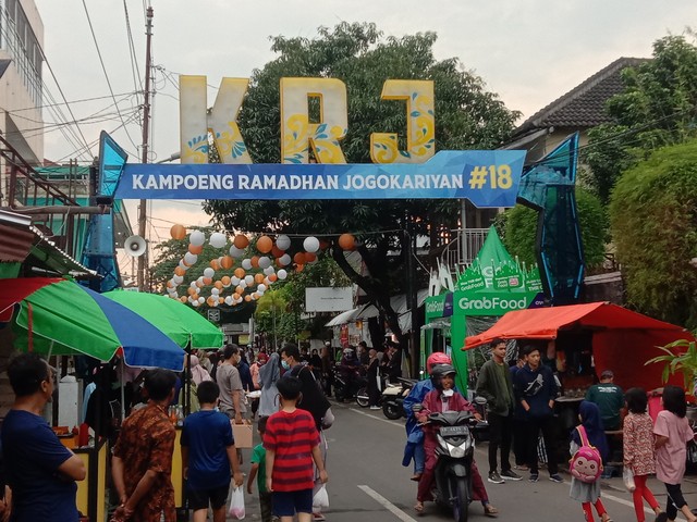 Foto: Gerbang Utama “Menyambut” Kedatangan Para Pengunjung Kampung Ramadan Jogokariyan Sumber: Dokumentasi Pribadi