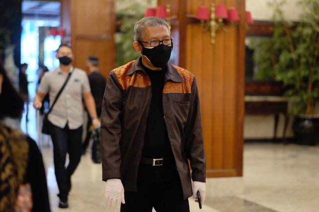 Gubernur Sutarmidji saat tiba di Bandara Sultan Aji Muhammad Sulaiman Sepinggan, Balikpapan, Kalimantan Timur. Ia tampil casual dengan jaket bermotif kain songket Sambas. Foto: Dok Hi!Pontianak  