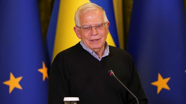 Perwakilan Tinggi Uni Eropa untuk Urusan Luar Negeri dan Kebijakan Keamanan Josep Borrell menghadiri konferensi pers, di Kiev, Ukraina, Jumat (8/4/2022). Foto: Janis Laizans/REUTERS