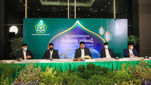 Menteri Agama Yaqut Cholil Qoumas (tengah) memberikan keterangan pers pengumuman hasil Sidang Isbat 1 Syawal 1443 H. Foto: Kemenag RI