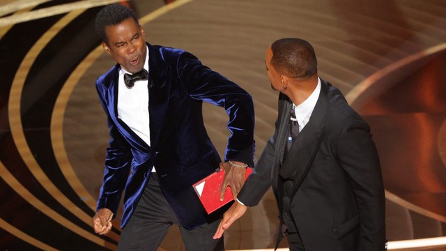 Will Smith menghampiri Chris Rock ketika Rock berbicara di atas panggung saat nominasi Oscar ke-94 di Hollywood, Los Angeles, California, Amerika Serikat.
 Foto: Brian Snyder/REUTERS