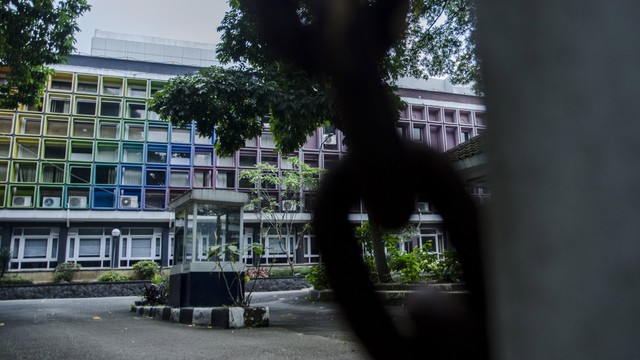 Suasana kawasan gedung Sekolah Bisnis dan Manajemen (SBM) ITB yang sepi di Kawasan Kampus ITB, Bandung, Jawa Barat, Kamis (10/3/2022). Foto: Novrian Arbi/ANTARA FOTO