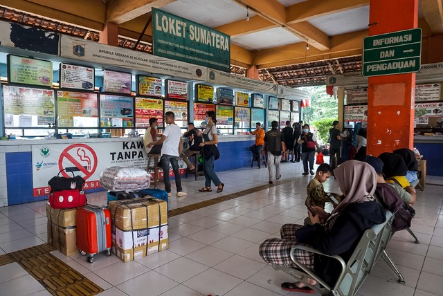 Warga menunggu angkutan bus dari Jakarta ke Padang, Sumatera Barat di Terminal Kampung Rambutan, Jakarta Timur pada Senin (18/4). Foto: Iqbal Firdaus/kumparan