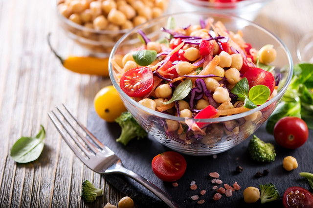 Salad sayuran buatan sendiri yang sehat Foto: Alexandra Anschiz/Shutterstock