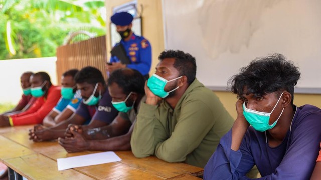 ABK kapal ikan berbendera India yang ditangkap di kawasan perairan Pulau Rusa, dibawa ke Dermaga Ditpolairud Polda Aceh untuk dilakukan proses hukum. Foto: Suparta/acehkini
