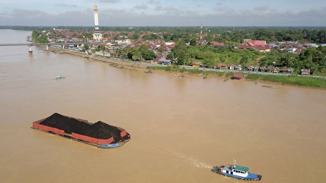 Foto udara kapal tongkang bermuatan batu bara melintasi aliran Sungai Batanghari di Jambi, Selasa (8/3/2022). Foto: Wahdi Septiawan/ANTARA FOTO