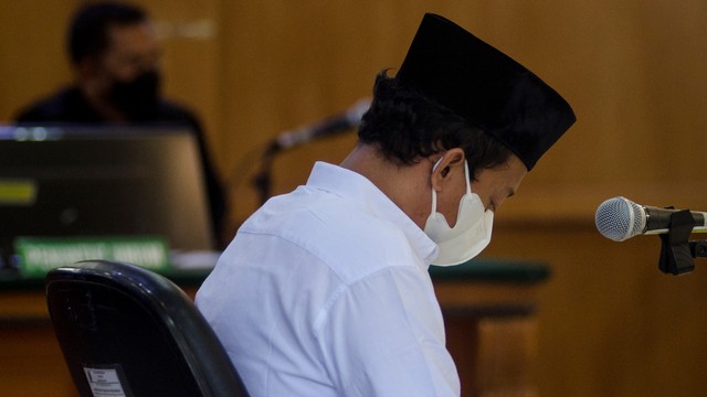 Terpidana kasus kekerasan seksual terhadap anak Herry Wirawan mendengarkan putusan majelis hakim saat menjalani sidang vonis di Pengadilan Negeri Bandung, Jawa Barat, Selasa (15/2/2022). Foto: Novrian Arbi/ANTARA FOTO