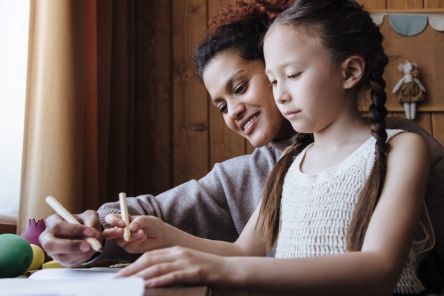 Ilustrasi seorang ibu melakukan kewajibannya di rumah, yakni membimbing anak untuk belajar. Foto: Pexels.com