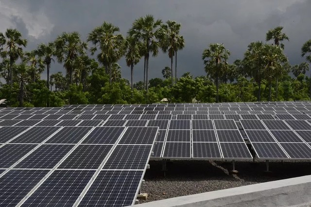 Pembangkit Listrik Tenaga Surya (Sumber : https://www.esdm.go.id/id/media-center/arsip-berita/matahari-untuk-plts-di-indonesia)