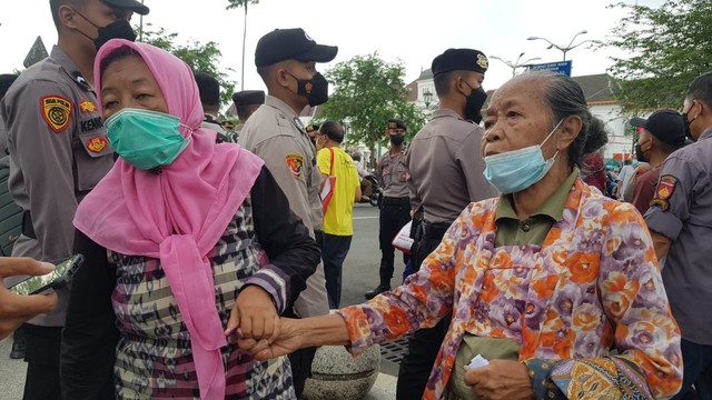 Sayem (kanan), salah seorang warga Jogja yang mendapatkan paket sembako dari Presiden Jokowi di Gedung Agung Yogyakarta, Sabtu (30/4/2022). Foto: Birgita/Tugu Jogja
