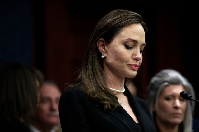 Aktor Angelina Jolie berbicara di samping anggota Kongres tentang Undang-Undang Kekerasan Terhadap Perempuan, di Capitol Hill di Washington, AS, 9 Februari 2022. Foto: REUTERS/Tom Brenner