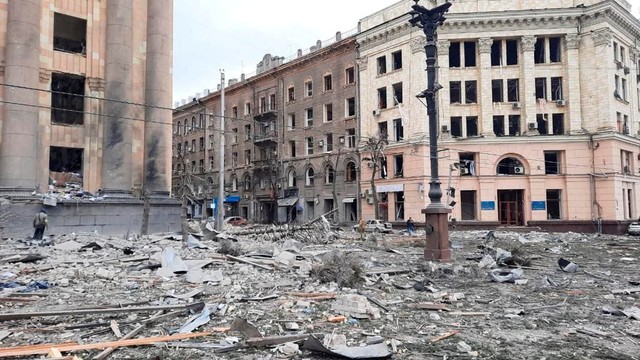 Suasana kondisi gedung administrasi negara regional setelah meledak di Kharkiv, Ukraina (1/3). Foto: Vyacheslav Madiyevskyy/REUTERS