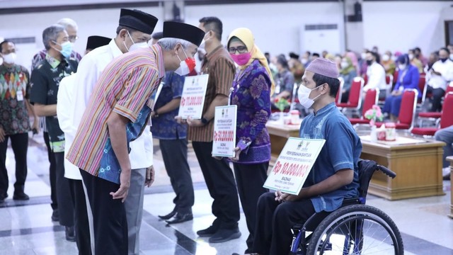 Gubernur Jawa Tengah Ganjar Pranowo menyerahkan zakatnya melalui Badan Amil Zakat Nasional Jawa Tengah, Selasa (26/4). Foto: Dok. Istimewa