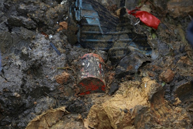Black Box terlihat tergeletak di atas lumpur yang ditemukan di lokasi kecelakaan pesawat China Eastern Airlines  di Wuzhou, Daerah Otonomi Guangxi Zhuang, China, pada Kamis (24/3/2022). Foto: Xu Dong/Xinhua via AP PHOTO