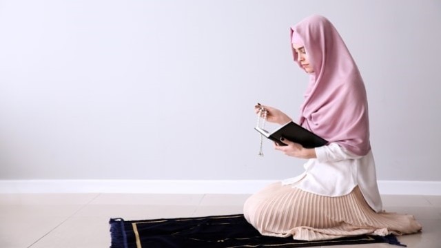 Ilustrasi membaca doa Kamilin. Foto: Shutterstock