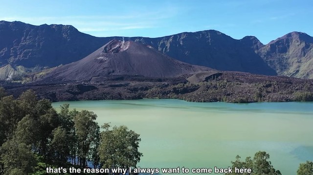 Danau Segara Anak dengan Anak Gunung Baru Jari, TN Gunung Rinjani. Foto: Screenhot trailer film pendek Rindu Rinjani (Balai TNGR & Baraka Bumi).