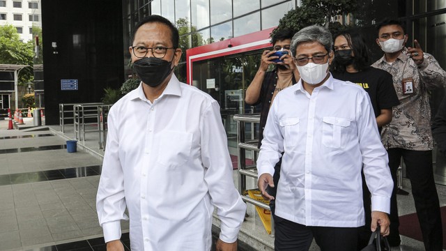 Kepala Otorita Ibu Kota Negara (IKN) Nusantara, Bambang Susantono (kiri) berjalan bersama Wakil Kepala Otorita IKN Dhony Rahajoe (kanan) usai melakukan pertemuan di gedung KPK, Jakarta, Senin (21/3/2022). Foto: Dhemas Reviyanto/ANTARA FOTO