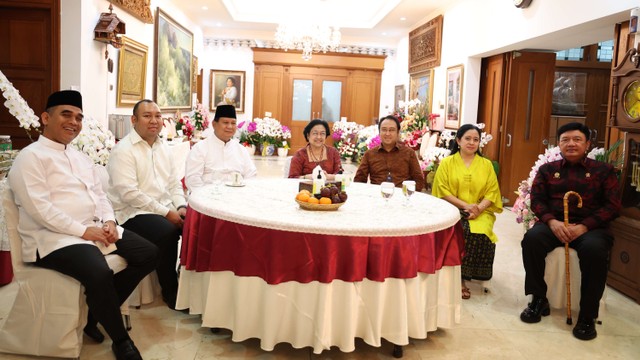 Megawati Didampingi Prananda dan Puan saat Terima Prabowo di Teuku Umar (160479)